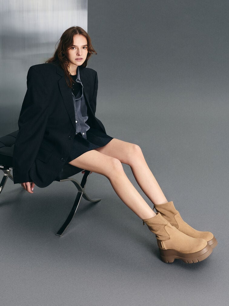 รองเท้าบูทหุ้มข้อแบบพื้นหนาวัสดุหนังกลับตกแต่งซิปด้านหลังรุ่น Leoi, สีคาเมล, hi-res