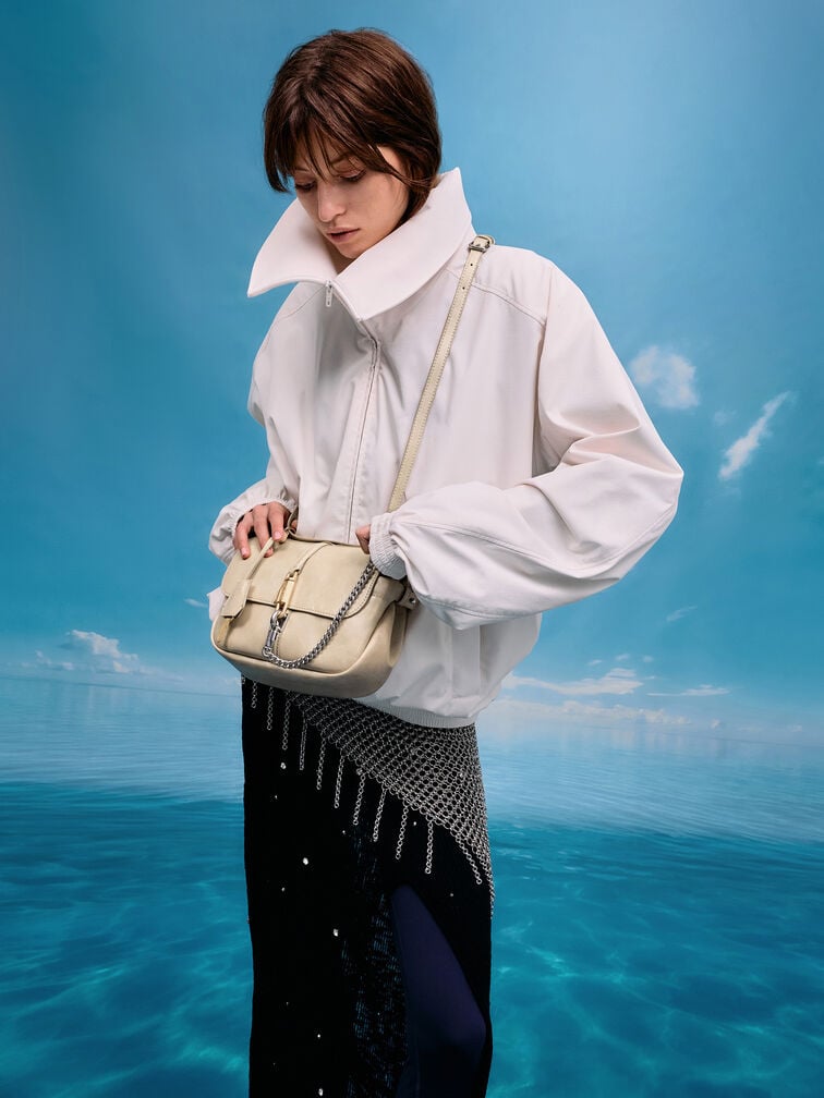 กระเป๋าสะพายข้างประดับโซ่รุ่น Delfina, สีแซนด์, hi-res