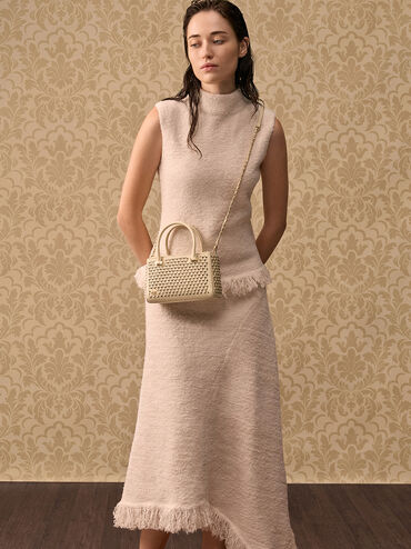 กระเป๋าโท้ทหนังแท้ และหนังกลับดีไซน์คัตเอาท์ตกแต่งด้วยหมุด, สีครีม, hi-res