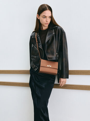 กระเป๋าสะพายข้างวัสดุหนังรีไซเคิลตกแต่งตัวล็อคแบบหมุนรุ่น Chance, สีช็อคโกแลต, hi-res