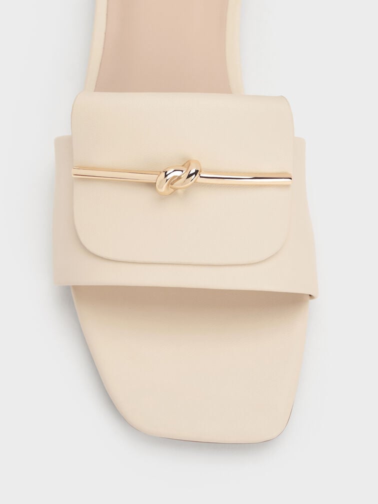 รองเท้าแตะแบบสวมตกแต่งอะไหล่เมทัลลิคแบบผูกปม, สีชอล์ค, hi-res