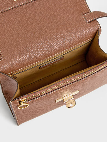 กระเป๋าสะพายข้างวัสดุหนังรีไซเคิลตกแต่งตัวล็อคแบบหมุนรุ่น Chance, สีช็อคโกแลต, hi-res