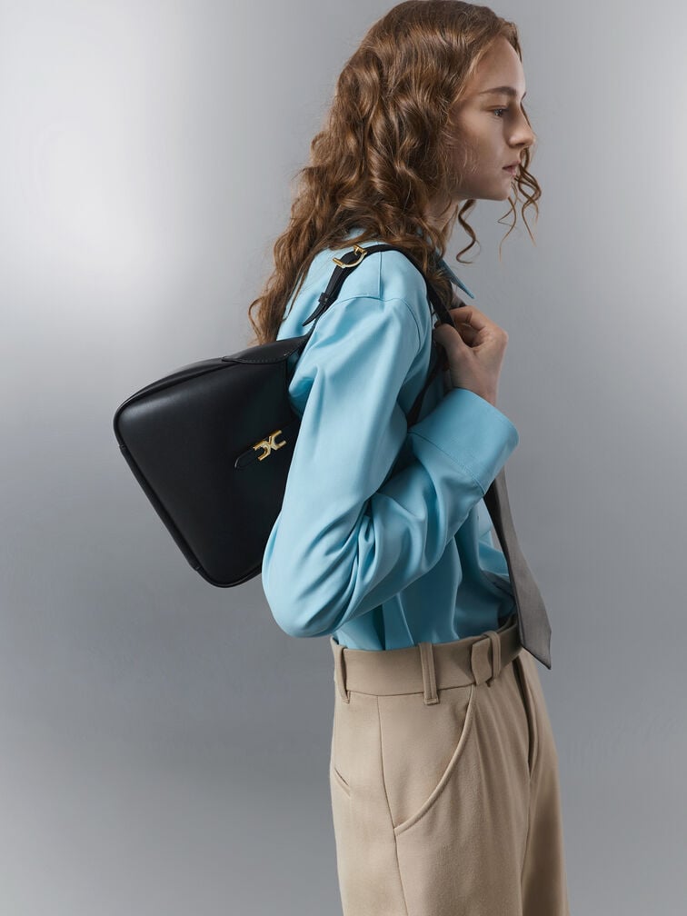 กระเป๋าโฮโบมินิตกแต่งสายเข็มขัดอะไหล่เมทัลลิครุ่น Adalyn, สีดำ, hi-res