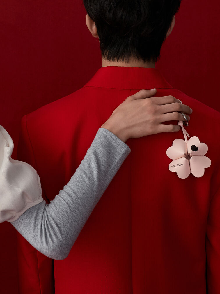 ชาร์มรูปหัวใจดีไซน์โคลเวอร์สี่แฉก, สีพาวเดอร์พิงค์, hi-res