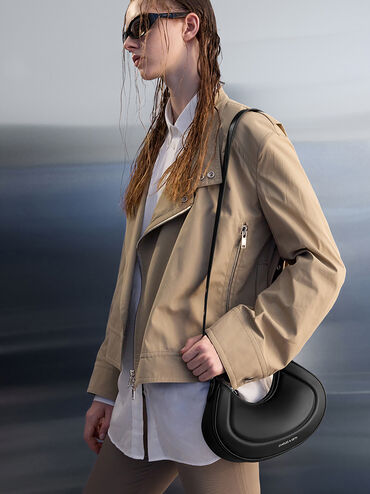 กระเป๋าสะพายไหล่ทรงโค้งดีไซน์สายตกแต่งด้วยหมุดโลหะ Grommet รุ่น Petra, สีดำอะไหล่สีเงิน, hi-res