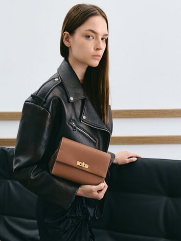 กระเป๋าสะพายข้างวัสดุหนังรีไซเคิลตกแต่งตัวล็อคแบบหมุนรุ่น Chance, สีช็อคโกแลต, hi-res