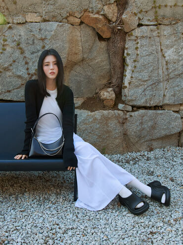 กระเป๋าโฮโบแบบย่นตกแต่งด้วยโซ่รุ่น Atwood, สีดำอะไหล่สีเงิน, hi-res