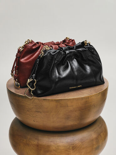 กระเป๋าสะพายข้างดีไซน์จับจีบรุ่น Ciara, สีเบอร์กันดี, hi-res