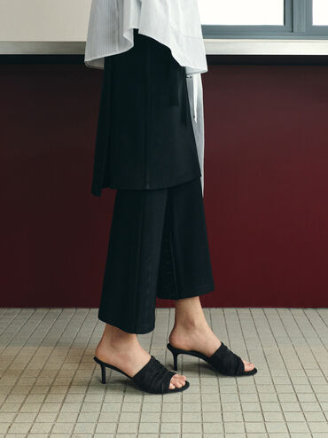 รองเท้าส้นสูงแบบเปิดส้นดีเทลจับจีบวัสดุหนังกลับสังเคราะห์, สีแบล็คเท็กซ์เจอร์, hi-res