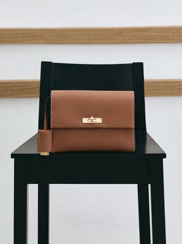 กระเป๋าสะพายข้างวัสดุหนังรีไซเคิลตกแต่งตัวล็อคแบบหมุนรุ่น Chance, สีช็อคโกแลต, hi-res