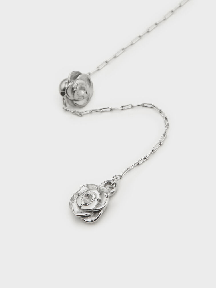 ต่างหูแบบยาวดีไซน์อสมมาตรประดับลายดอกไม้รุ่น Rosalind, สีบรัชซิลเวอร์, hi-res