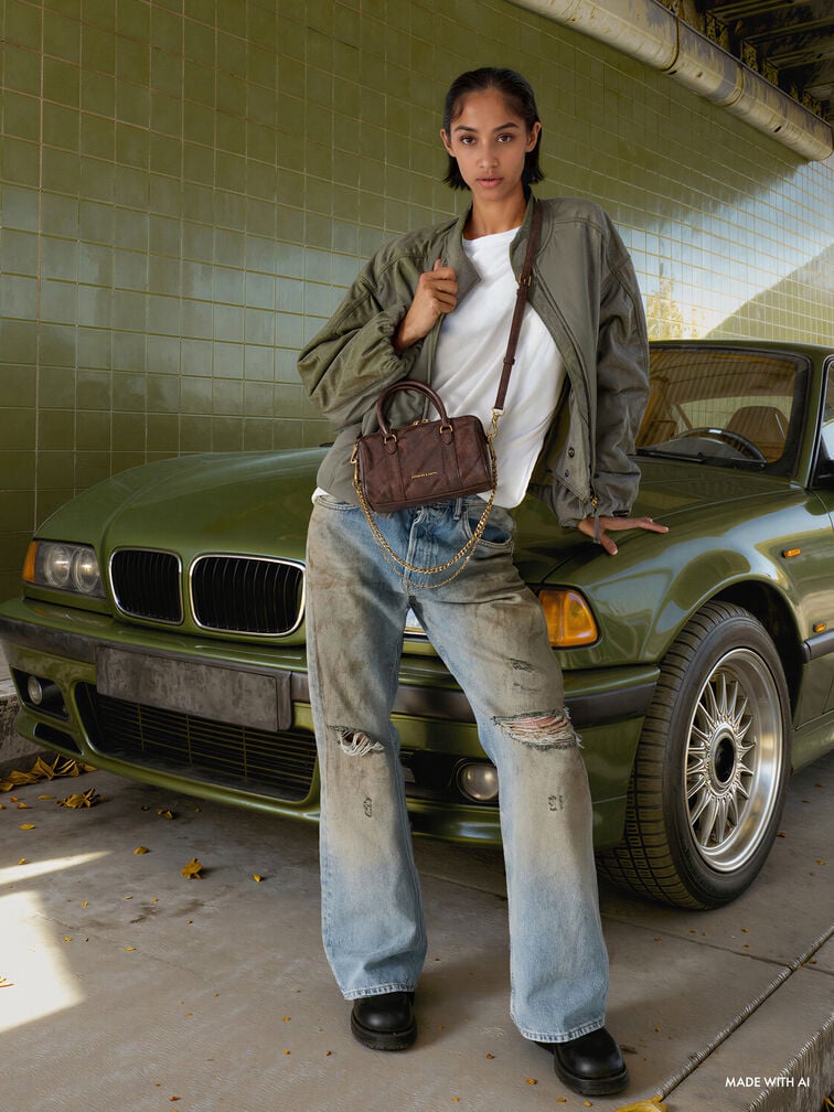 กระเป๋าทรงโบว์ลิ่งดีไซน์ลายเส้นพร้อมสายโซ่รุ่น Philomena, สีดิสเทรสด์คอฟฟี่, hi-res