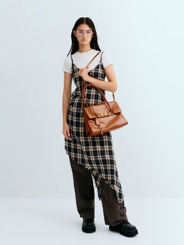 กระเป๋าโท้ททรงสี่เหลี่ยมคางหมูรุ่น Kerry, สีดิสเทรสด์แทน, hi-res