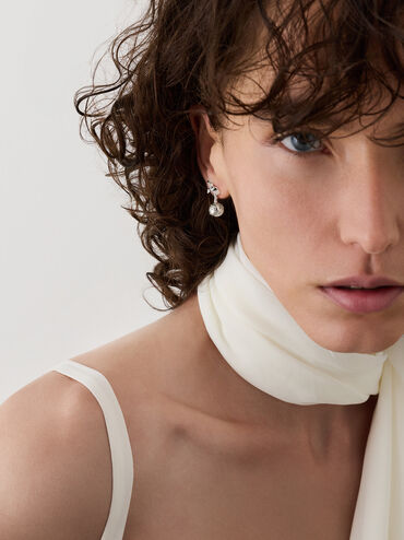 ต่างหูดีไซน์ลูกบอลเกล็ดหิมะประดับคริสตัลรุ่น Athalia, สีเงิน, hi-res