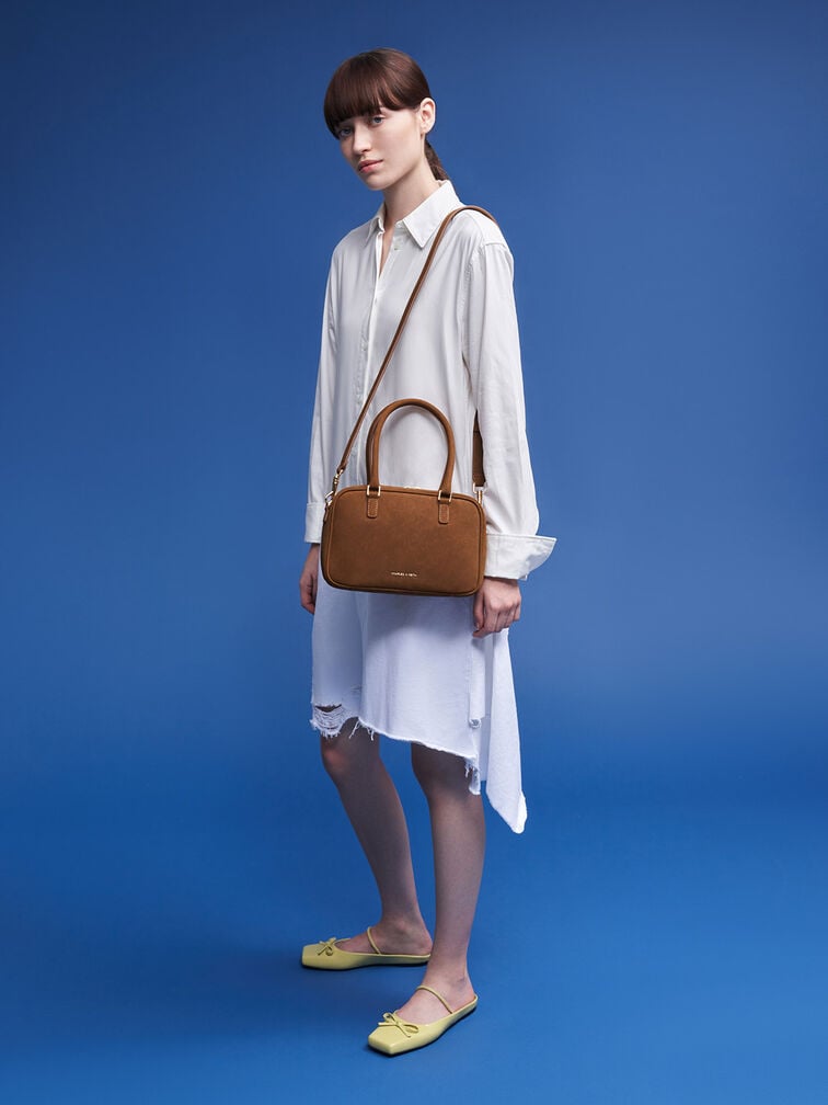 กระเป๋าทรงโบว์ลิ่งแบบมีเท็กซ์เจอร์รุ่น Sianna, สีน้ำตาล, hi-res