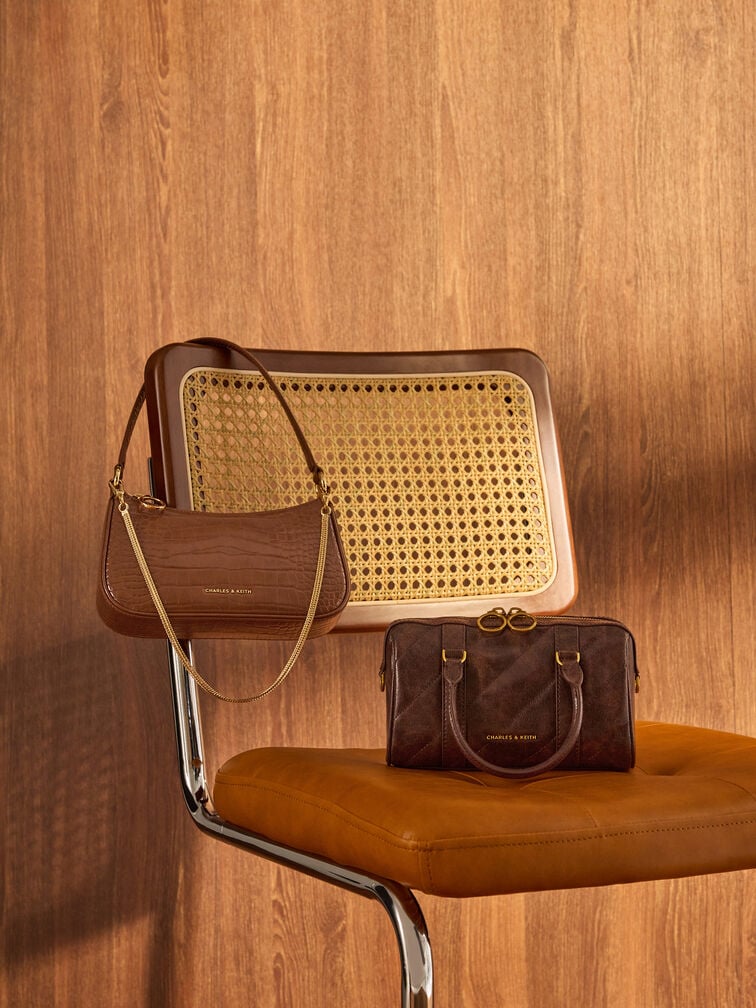 กระเป๋าทรงโบว์ลิ่งดีไซน์ลายเส้นพร้อมสายโซ่รุ่น Philomena, สีดิสเทรสด์คอฟฟี่, hi-res