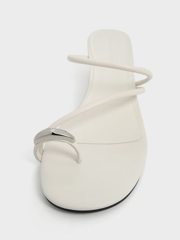 รองเท้าแตะส้นสูงดีไซน์ห่วงคล้องนิ้วเท้าตกแต่งอะไหล่เมทัลลิค, สีชอล์ค, hi-res