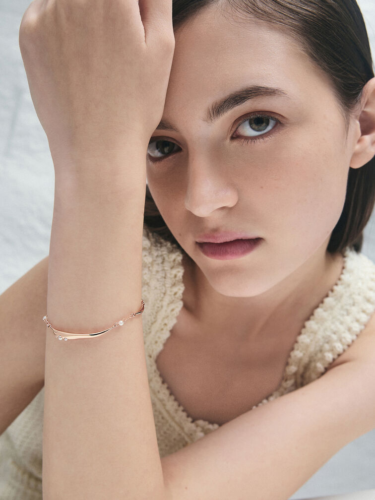 กำไลข้อมือดีไซน์ทรงประติมากรรมประดับไข่มุกรุ่น Corrine, สีโรสโกลด์, hi-res