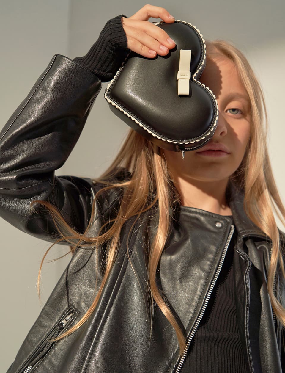 Girls’ heart-shaped crossbody bag in black – CHARLES & KEITH