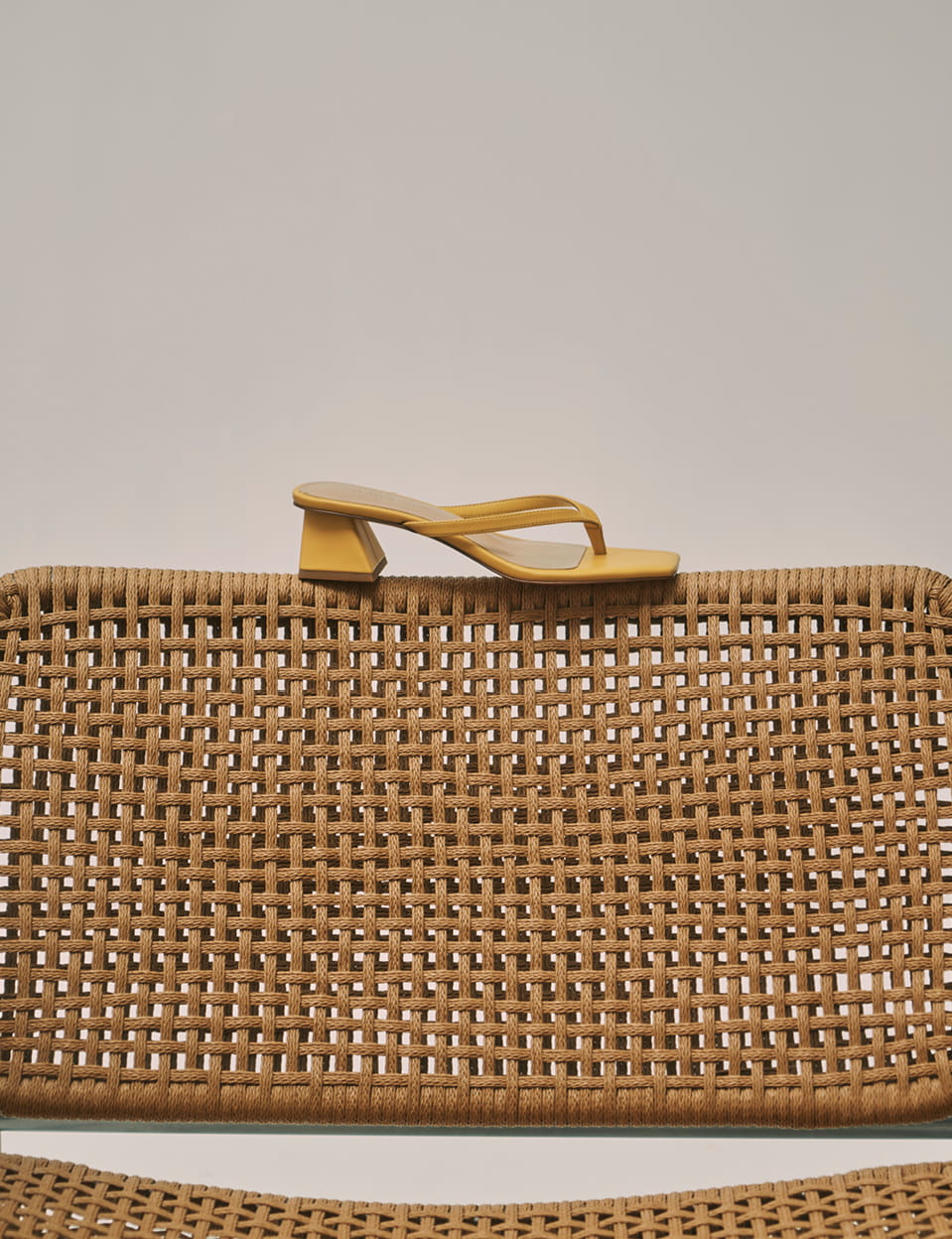 Women’s thong sandals with block heels in yellow – CHARLES & KEITH