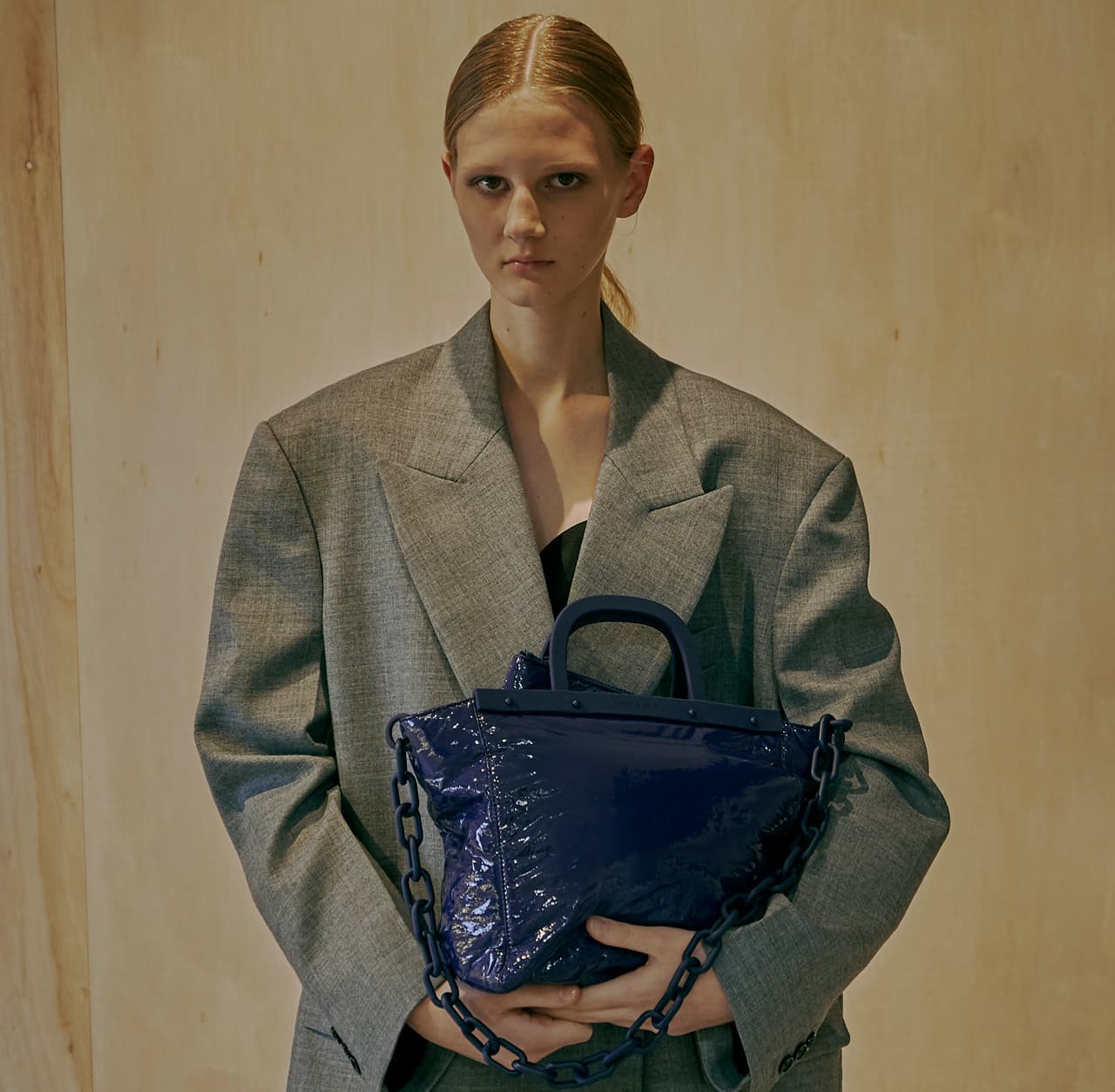 Women’s large patent tote bag in dark blue – CHARLES & KEITH