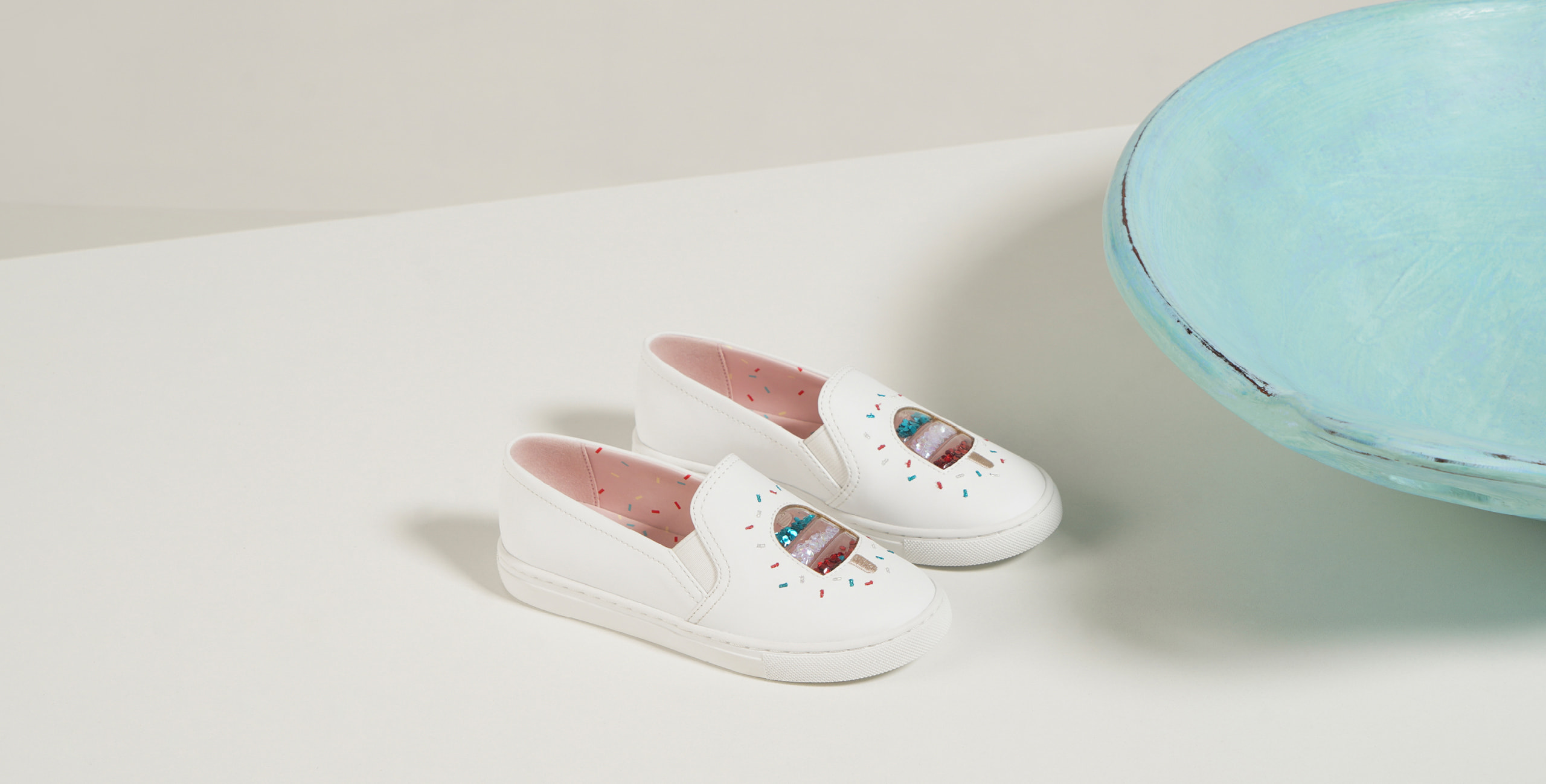 Girls’ rainbow sprinkle motif sneakers in cream – CHARLES & KEITH