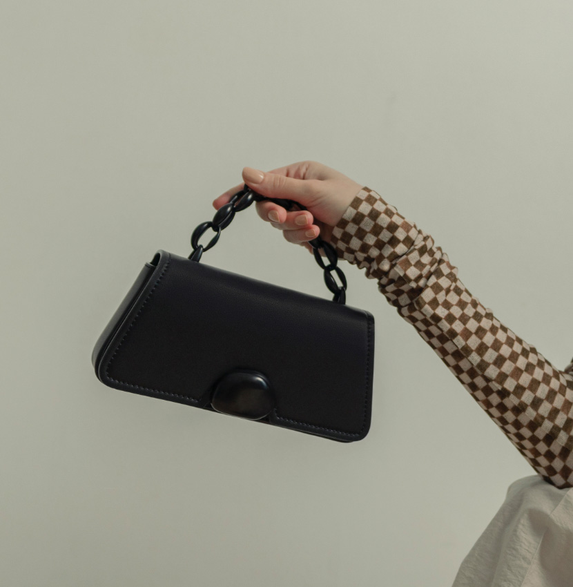 Women’s metallic chain top handle bag in ultra-matte black – CHARLES & KEITH