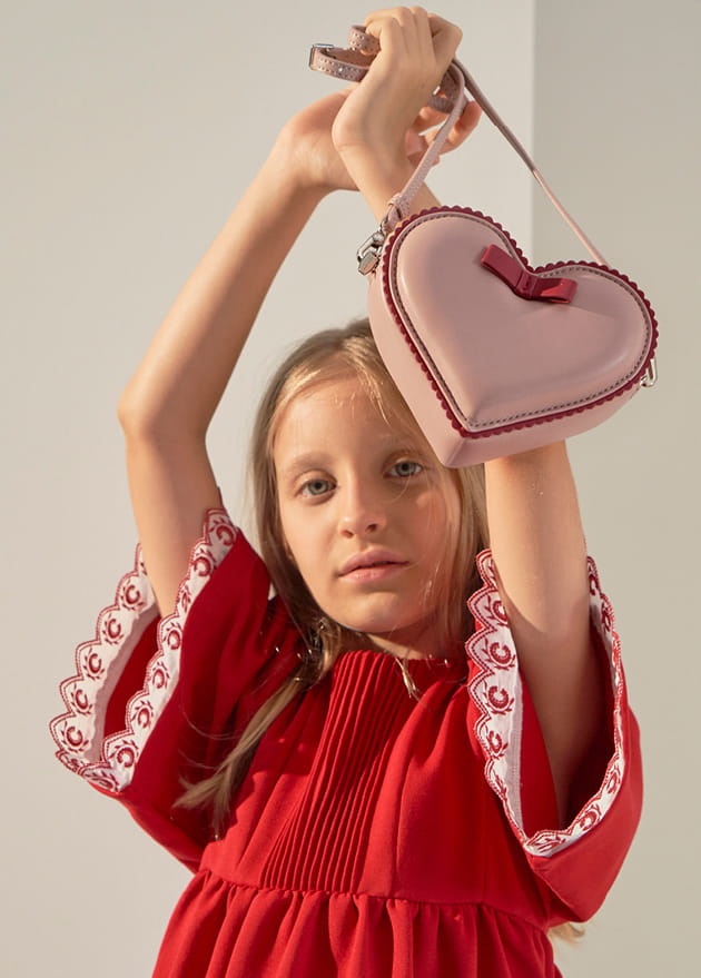 Girls’ heart-shaped crossbody bag in pink – CHARLES & KEITH