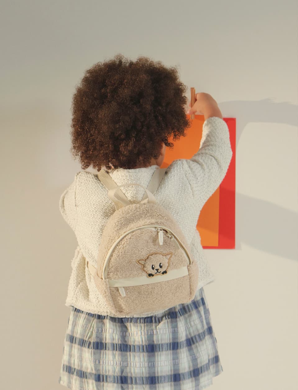 Girls’ lamb motif furry backpack in chalk – CHARLES & KEITH