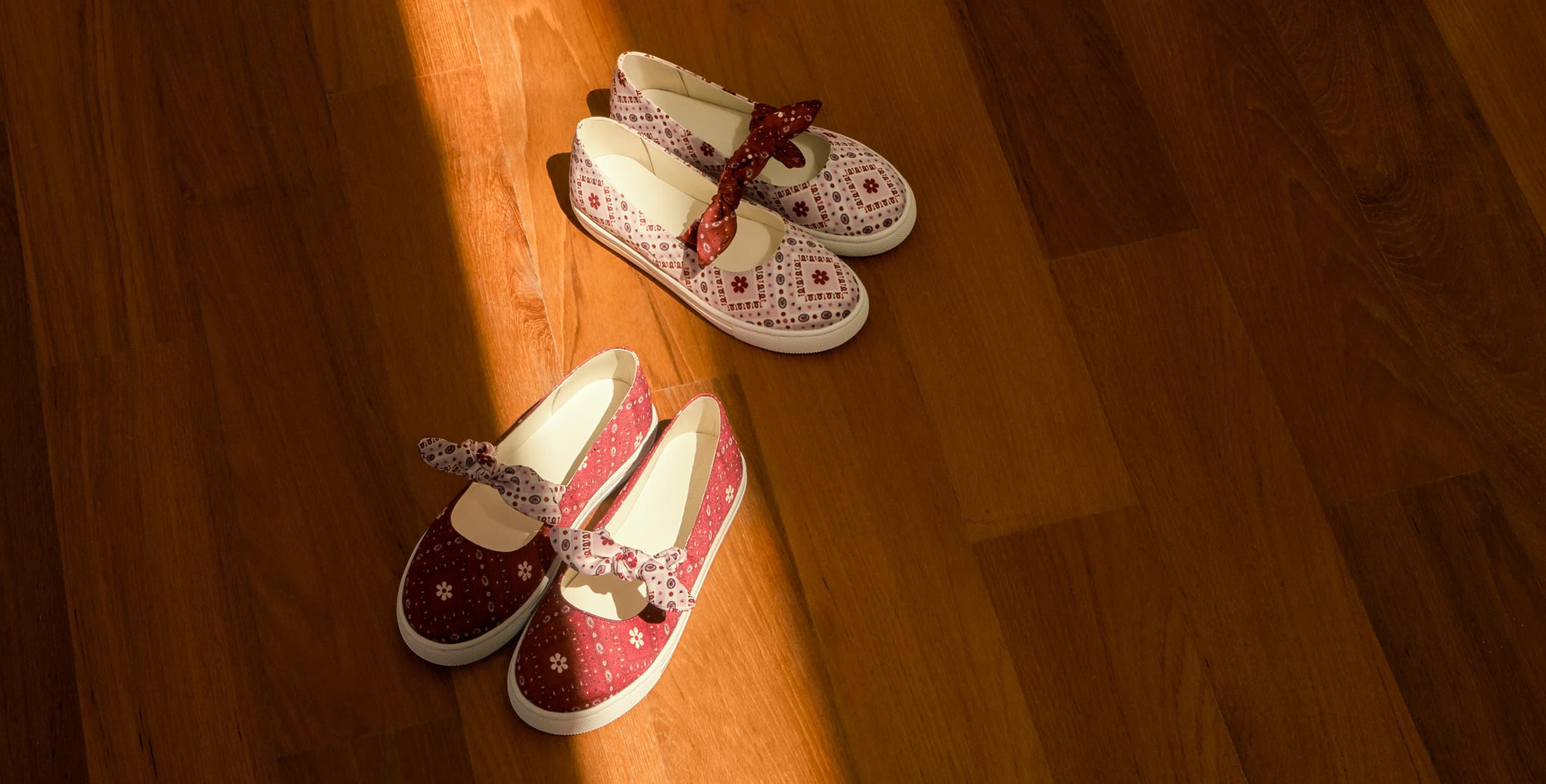 Girls’ printed bandana knot slip-on sneakers in red and pink – CHARLES & KEITH