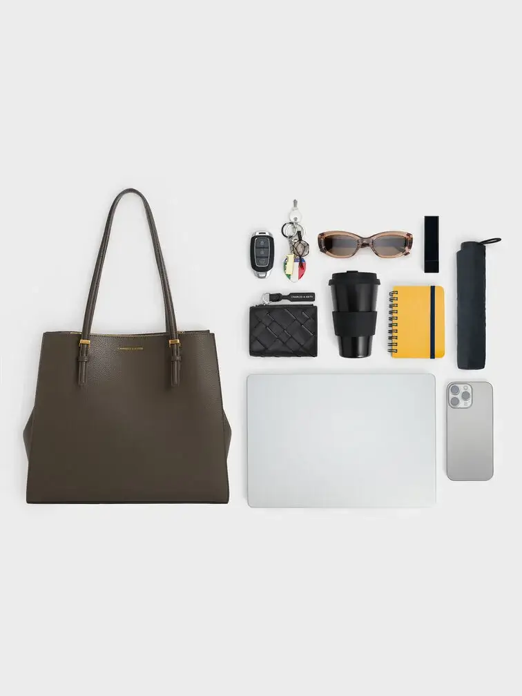  The Sansa tote’s boxy and structured silhouette is ideal for formal work outfits and professional dress codes 