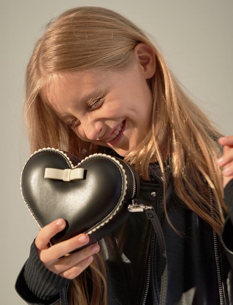 Girls’ heart-shaped crossbody bag – CHARLES & KEITH