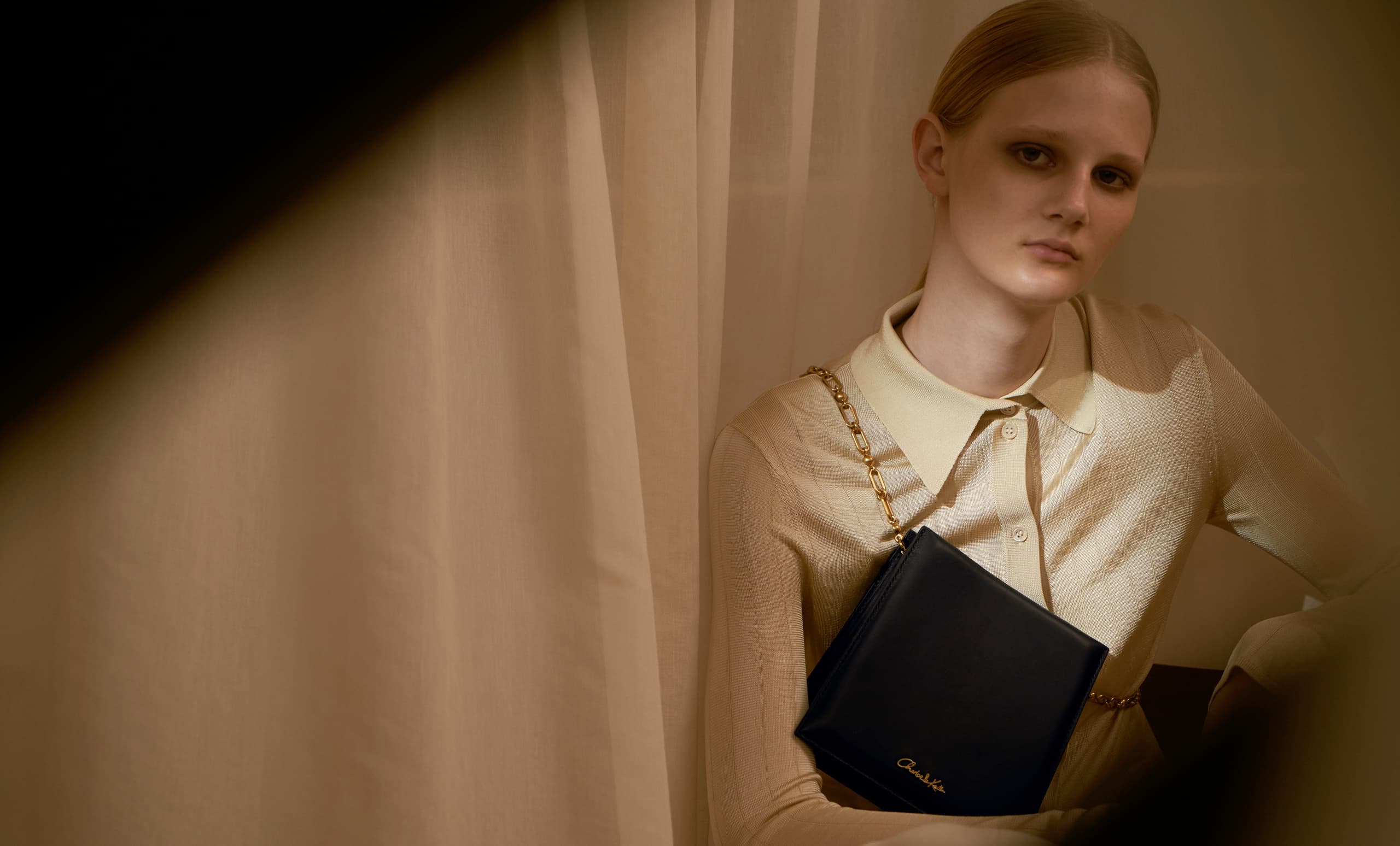 Women’s leather boxy bag in black – CHARLES & KEITH