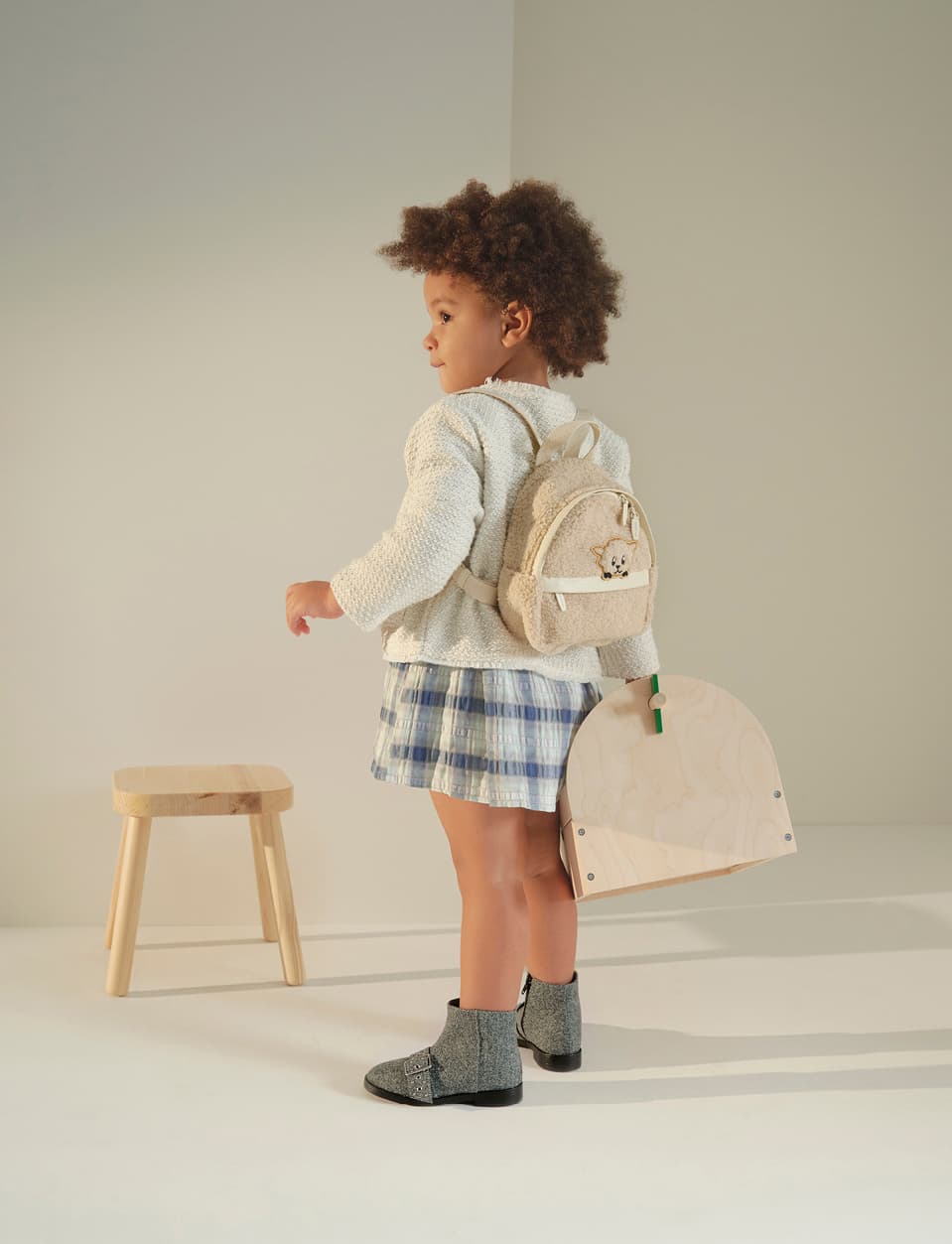 Girls’ lamb motif furry backpack in chalk (close up) – CHARLES & KEITH