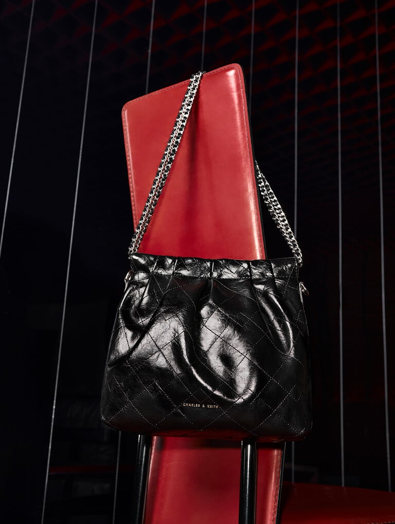 Women’s Duo chain handle shoulder bag in black (close up) - CHARLES & KEITH