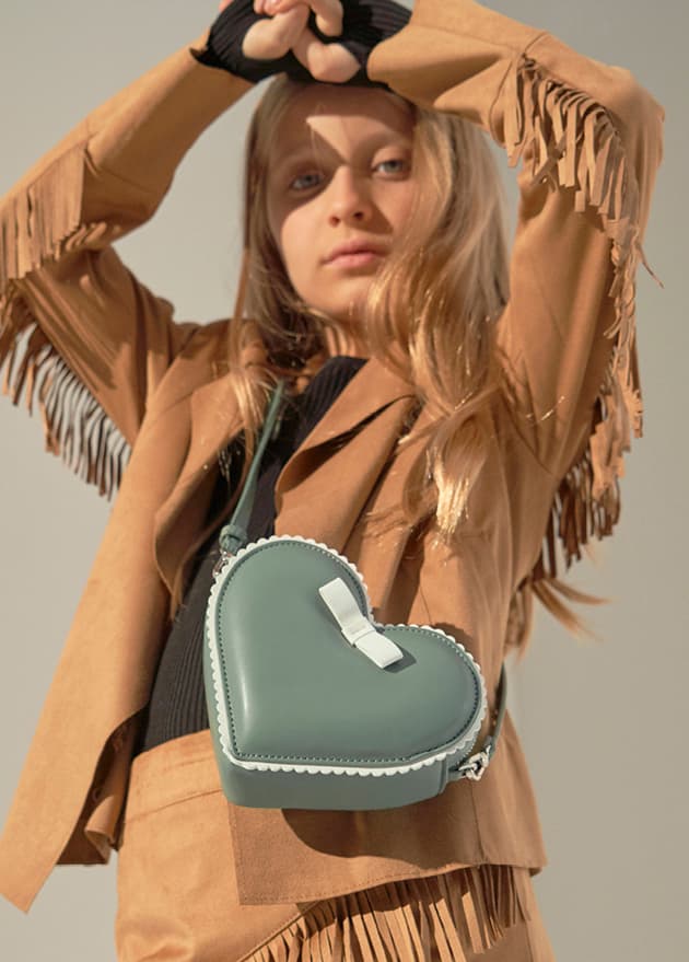 Girls’ heart-shaped crossbody bag in green – CHARLES & KEITH