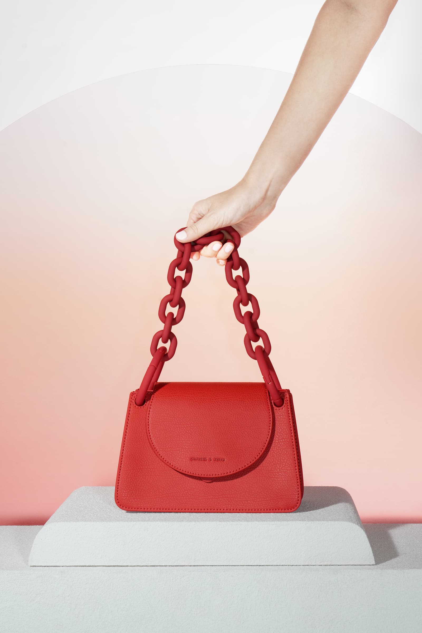 Women’s chunky chain link small shoulder bag in red – CHARLES & KEITH