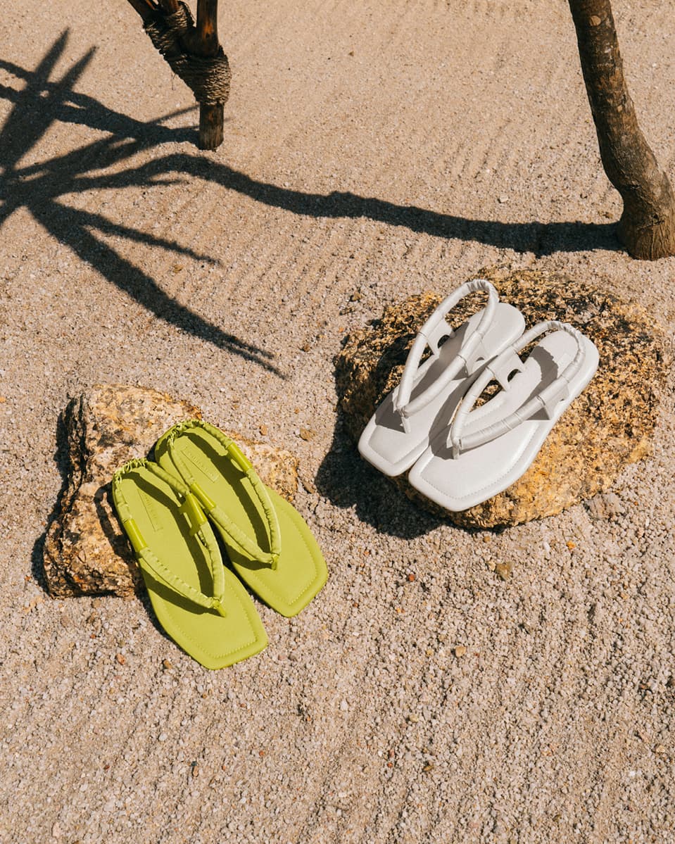 Women’s thong sandals with block heels in yellow – CHARLES & KEITH