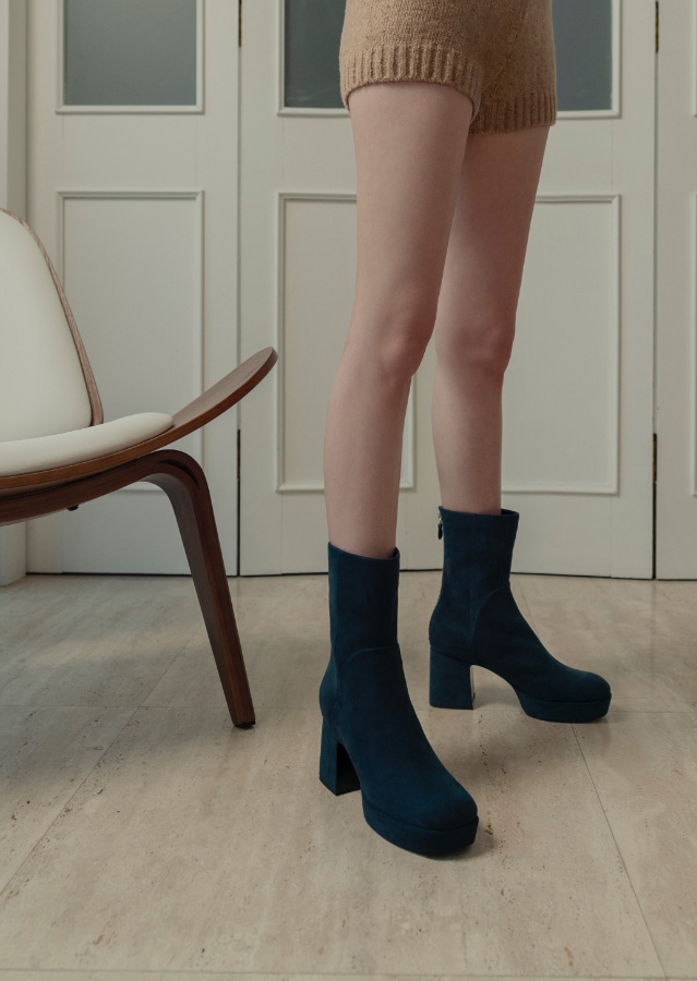 Women’s textured platform ankle boots in black (side view) – CHARLES & KEITH