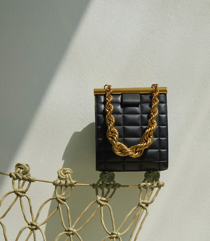 Quilted chain handle crossbody bag in black (close up) – CHARLES & KEITH