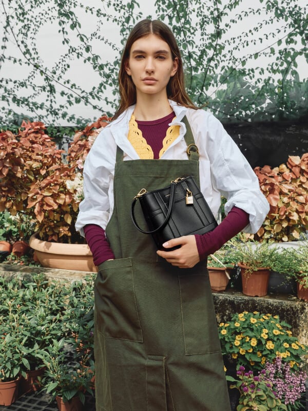 Women’s Scottie bucket bag in black - CHARLES & KEITH